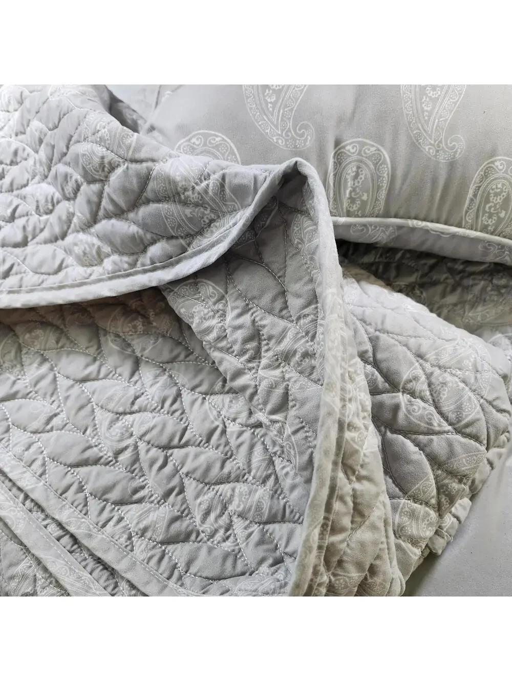 Artisan De Luxe Full Quilt and Matching Throw Pillow